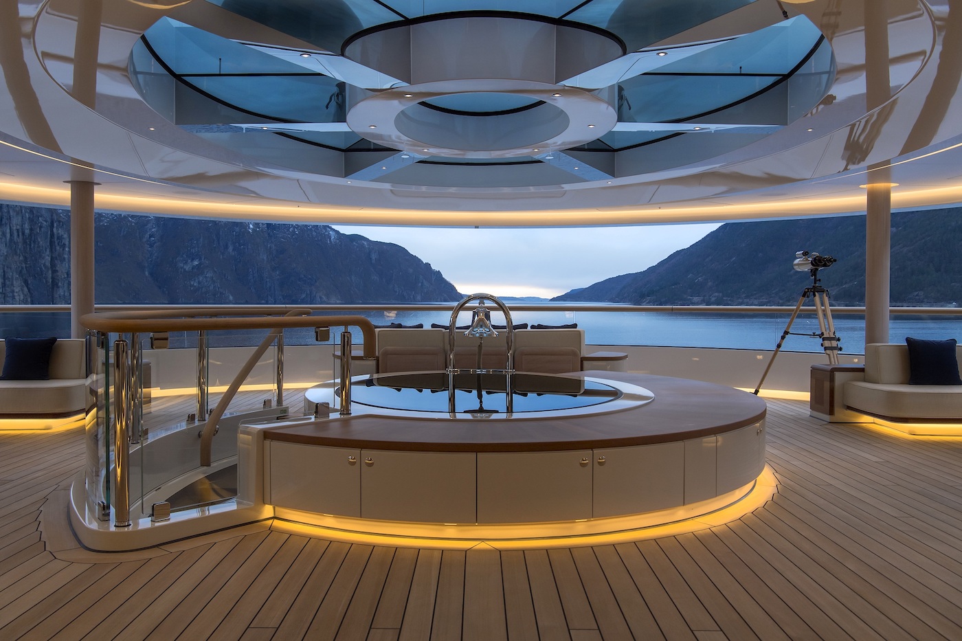 Observation lounge twilight ╕Photo ©  Imperial Yachts.jpg